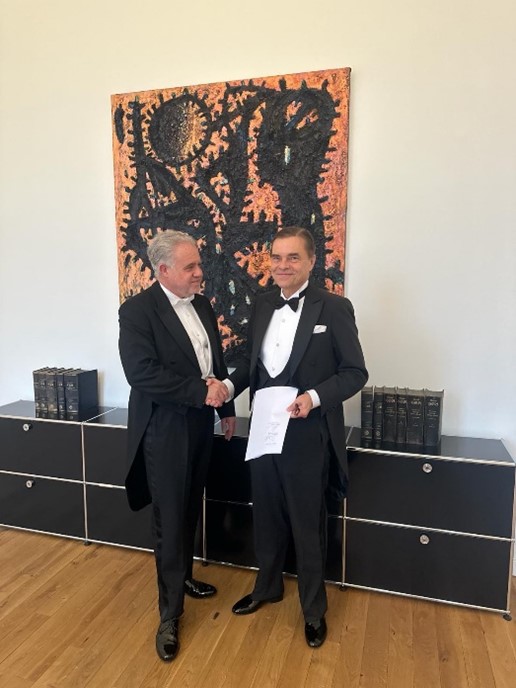 在德国不来梅举行的第480届海员聚餐“Schaffermahlzeit”这一海商界传统盛会上，美最时集团执行合伙人Nicolas C. S. Helms (右) 与 Steiff 史戴芙集团常务董事Ralf Holz博士 (左) 宣布了双方在亚洲的长期合作。
